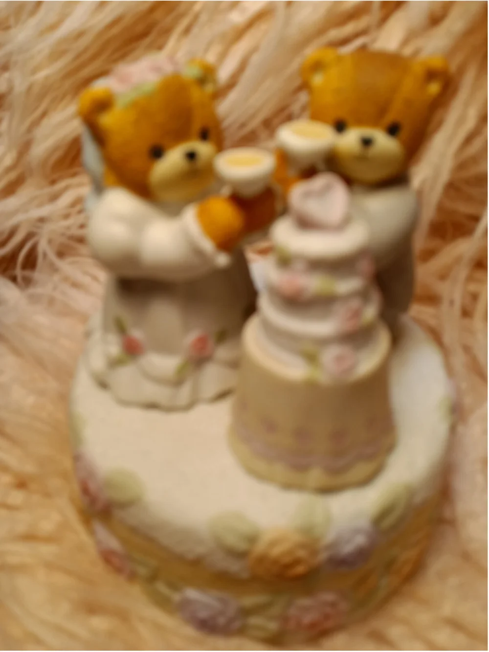 Lucy and Me Lucy Rigg Wedding Bears Bride Groom Toast W/Wedding Cake Music NOT